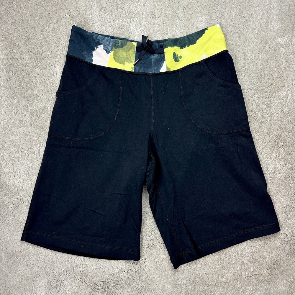 Lululemon Be Still Relaxed Fit Bermuda Athletic Shorts Mid Length Size 6 Rare